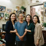 Bỏ lại ba cô c//on gái sinh ba mới tròn 3 tháng tuổi, người vợ lặng lẽ rời đi không một lời từ biệt. Suốt 30 năm dài đằng đẵng, ông Minh sống cảnh “gà trống nuôi con”, vừa làm cha vừa làm mẹ, đánh đổi cả tuổi xuân để nuôi các con khôn lớn nên người.