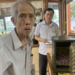 Người đàn ông 70 tuổi ngày cũng cũng đến tiệm vàng bán nhẫn cưới liên tục trong một tháng, chủ tiệm nghi ngờ báo